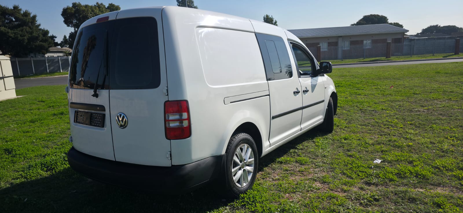 2015 Volkswagen Caddy Maxi Crew Cab 2.0 TDI thumbnail 2