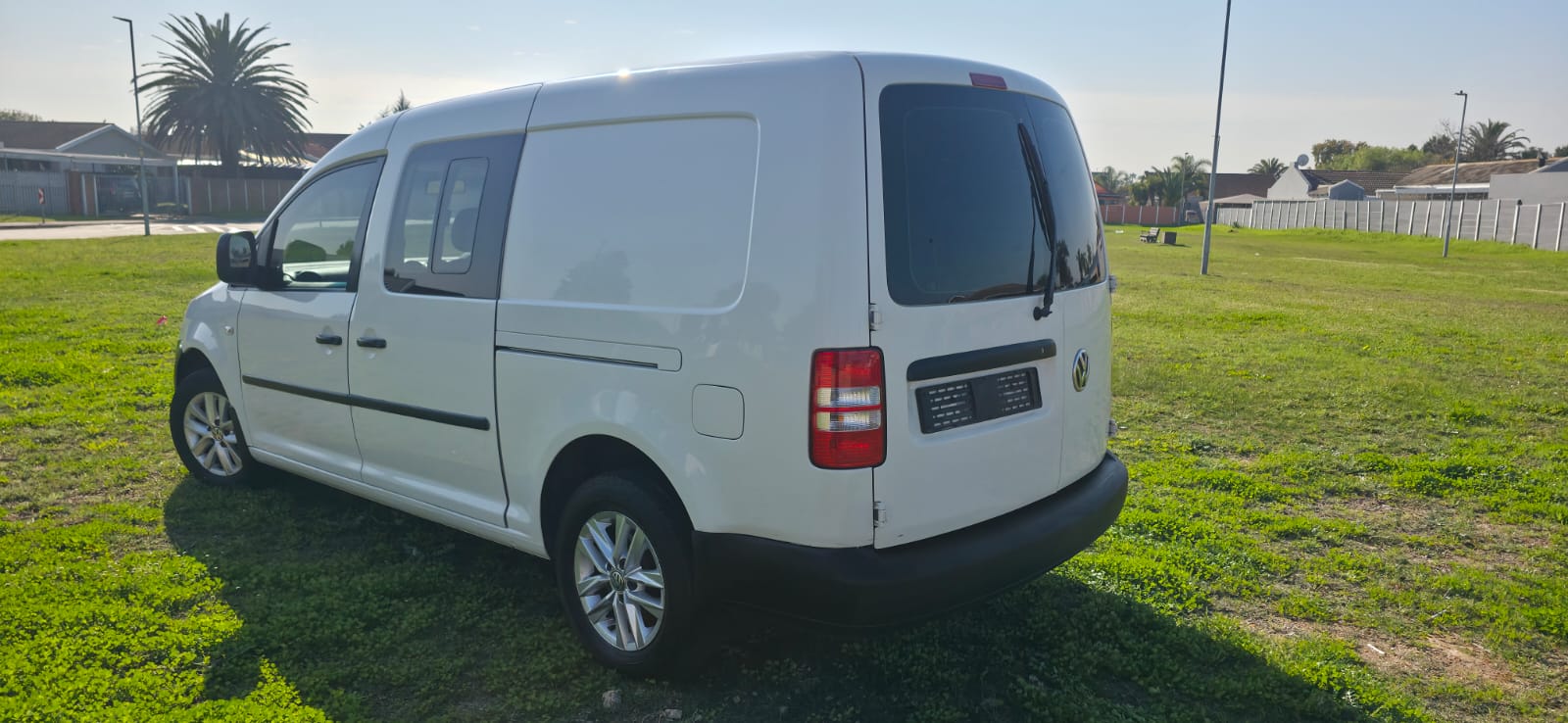 2015 Volkswagen Caddy Maxi Crew Cab 2.0 TDI thumbnail 3