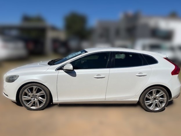 2014 Volvo V40 T3 Excel thumbnail 2