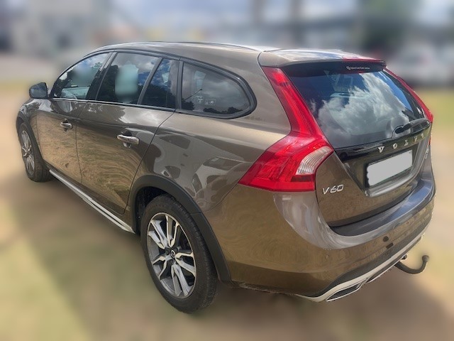 2017 Volvo V60 Cross Country D4 Momentum Auto thumbnail 3