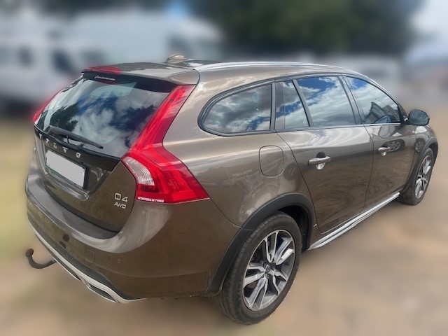 2017 Volvo V60 Cross Country D4 Momentum Auto thumbnail 5