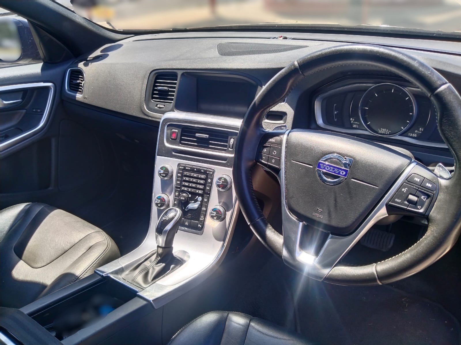 2017 Volvo V60 Cross Country D4 Momentum Auto thumbnail 8