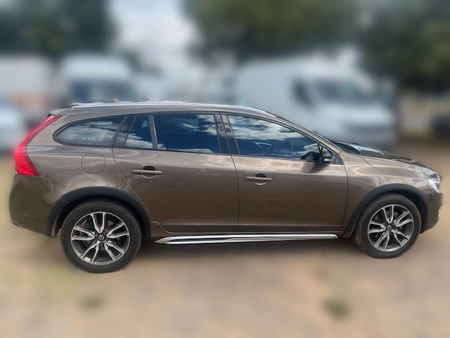 2017 Volvo V60 Cross Country D4 Momentum Auto thumbnail 6